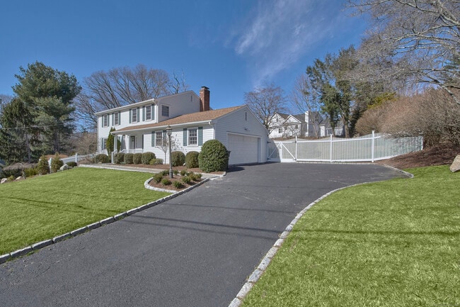 Photo - 4 Ivanhoe Ln