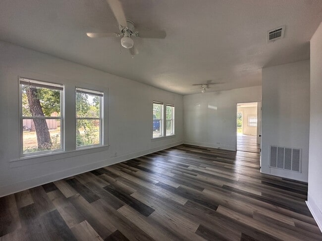 Building Photo - Remodeled 3 Bedroom 1.5 Bathroom Home | Wo...