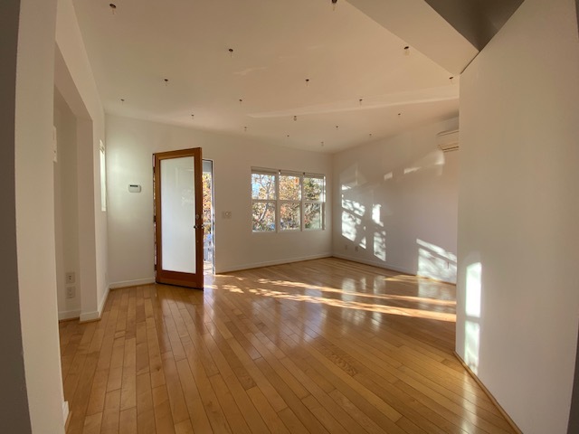 Living room - 1462 Lake Shore Ave Apartments