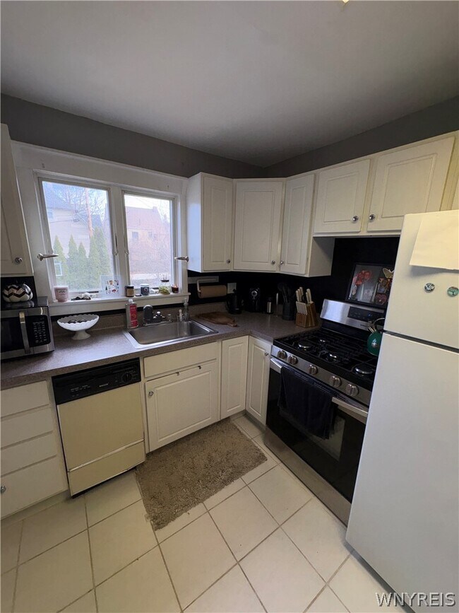 Photo - 572 W Ferry St