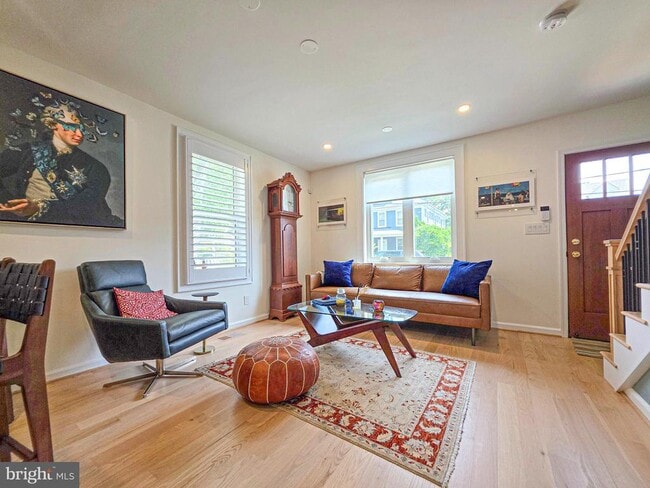 Photo - 302 E Custis Ave