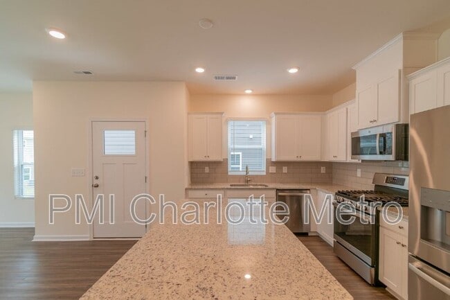 Photo - 7139 Bentz St