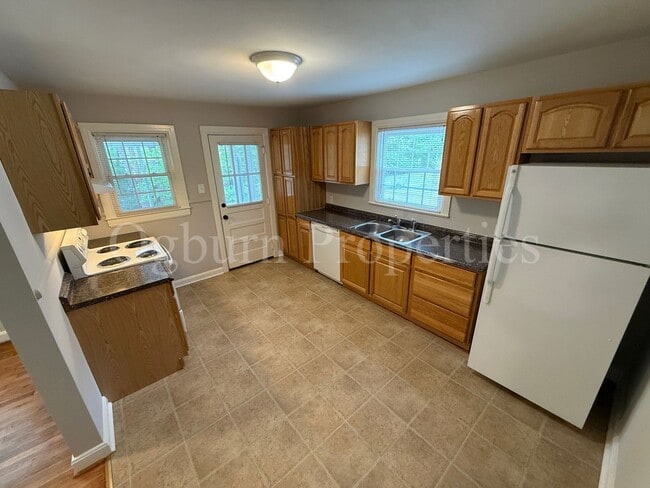 Photo - 2237 Queen St