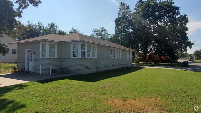 Building Photo - 1923 W Elm Ave Rental