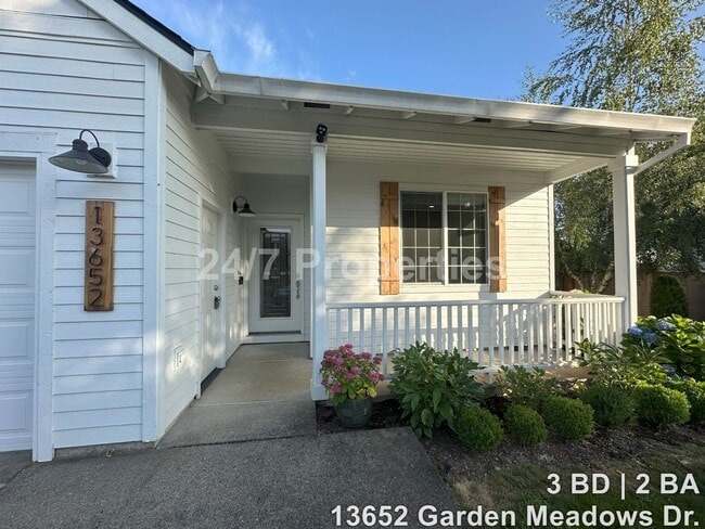Building Photo - 3 BD | 2 BA Duplex with Fenced Backyard an... Rental