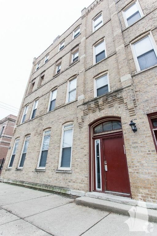 Building Photo - 2057 W Dickens Ave Rental