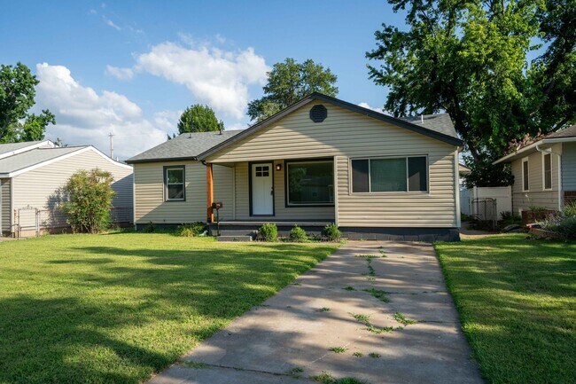 Photo - 4 bed/ 2 bath! Prime Location near Brooksi...