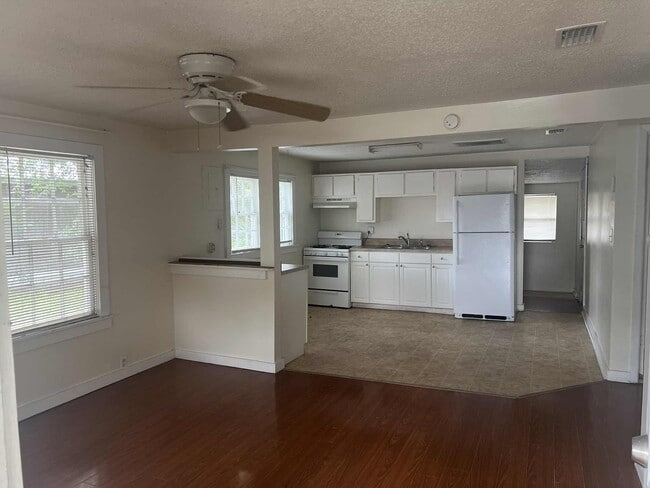 Kitchen area - 2712 E 8th Ct