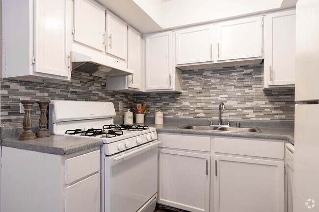2BR, 1BA - 797SF
