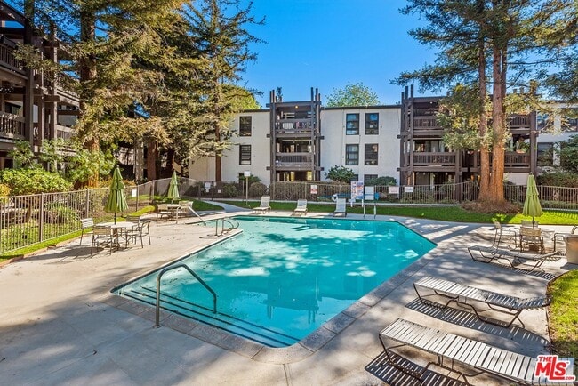 Building Photo - 7777 W 91st St Unit B1155