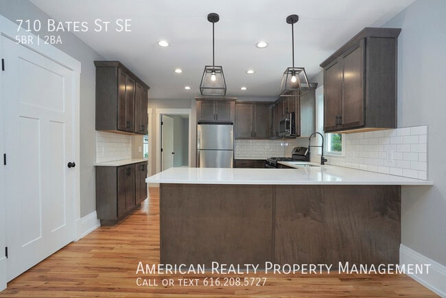 Photo - 710 Bates St SE