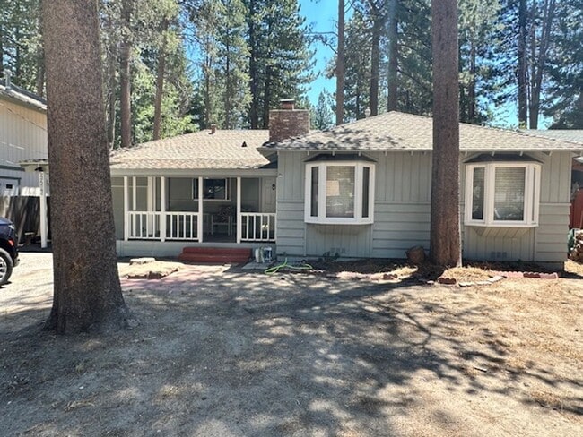 Building Photo - Single level home w/ 3Bd and 2 Ba! Availab...
