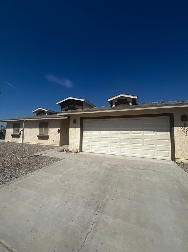 Building Photo - 3 Bedroom - 2 Bath - POOL HOME
