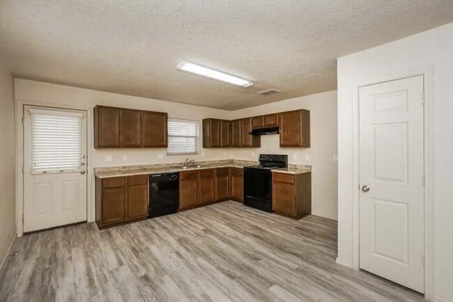 Photo - 5615 Degan Way