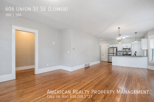 Photo - 606 Union Ave NE