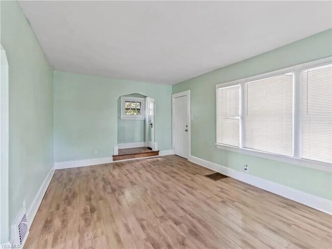 Photo - 47 E Mapledale Ave