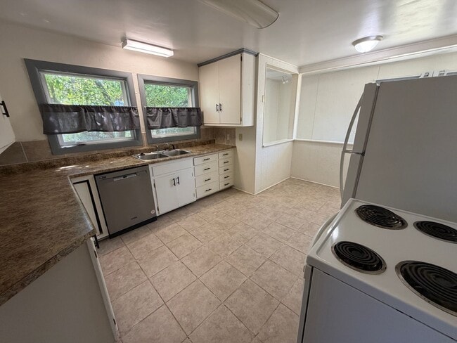 Photo - Prime Location 5 Bed, 2 Bath House