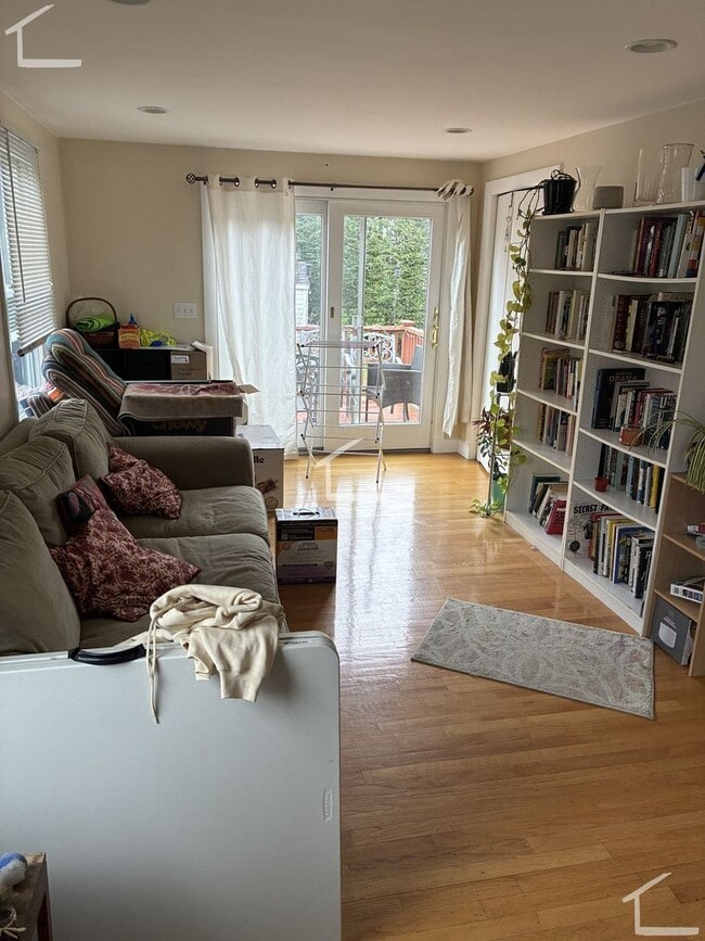 Photo - Rent a House in Newton 4bed/2.5 Bath - Parking included!