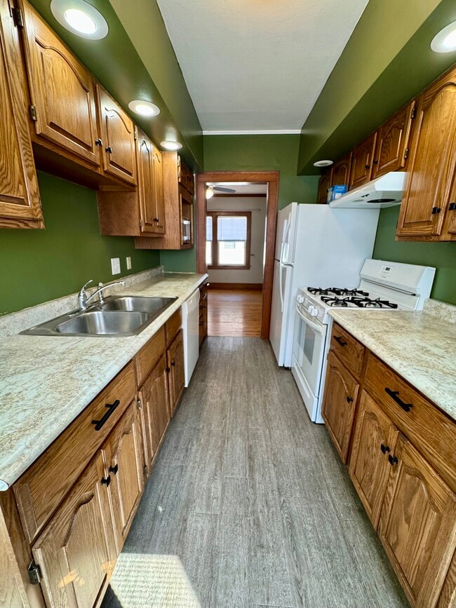 416 E 29th Pl