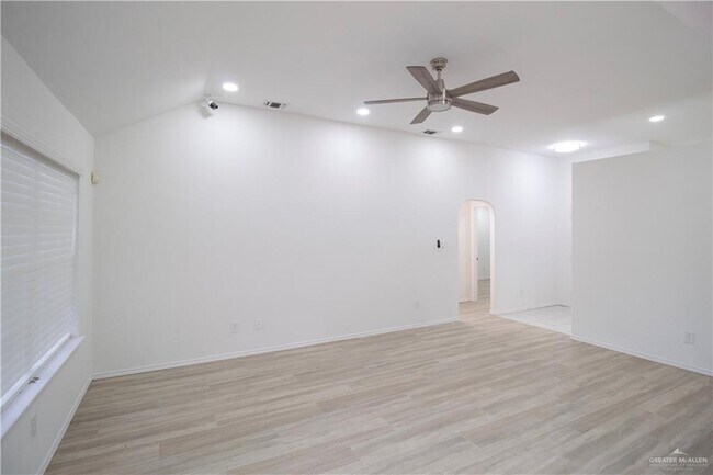 Photo - 18 Umbrellabird Ave