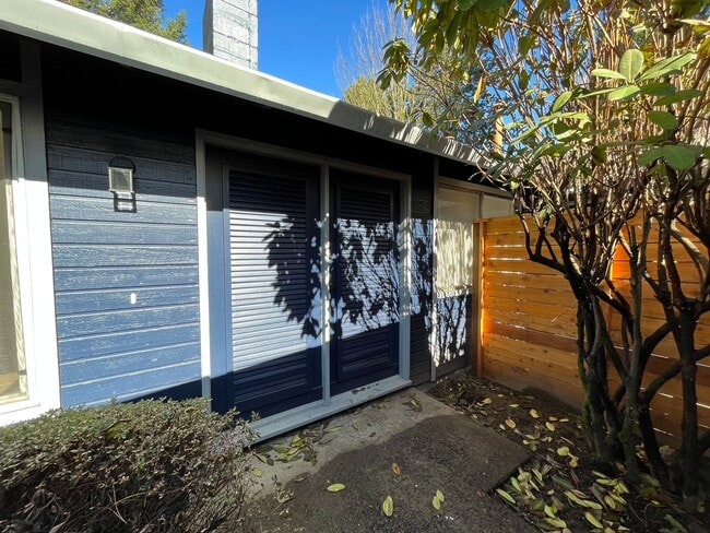 Photo - Beautiful 2 Bed, 1 Bath Duplex in SW Portland! Enjoy Private Yard, Spacious Floorplan in a Great ...