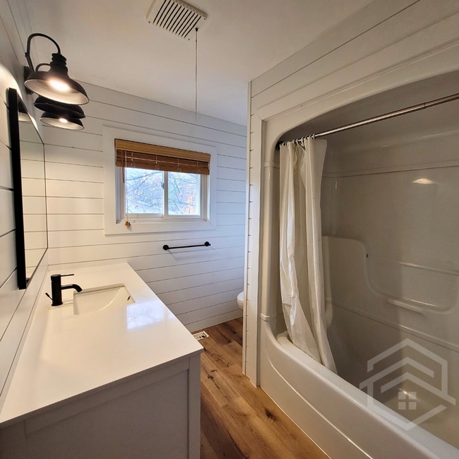 Photo - 3-Bedroom House With Shop !!