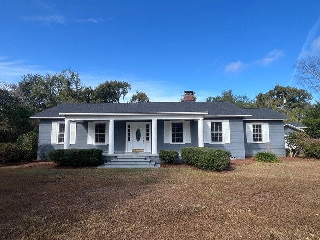 Building Photo - Spacious 3 Bedroom Home • 2,100+ Sq Ft just outside of Live Oak Location