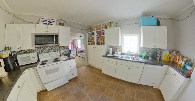 Building Photo - 3D Tour Available - 3 Blocks to KSU Campus & 5 Blocks to Aggieville + Washer & Dryer Included! Av...