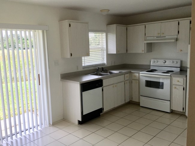 Photo - 434 Village Ct Unidad 210