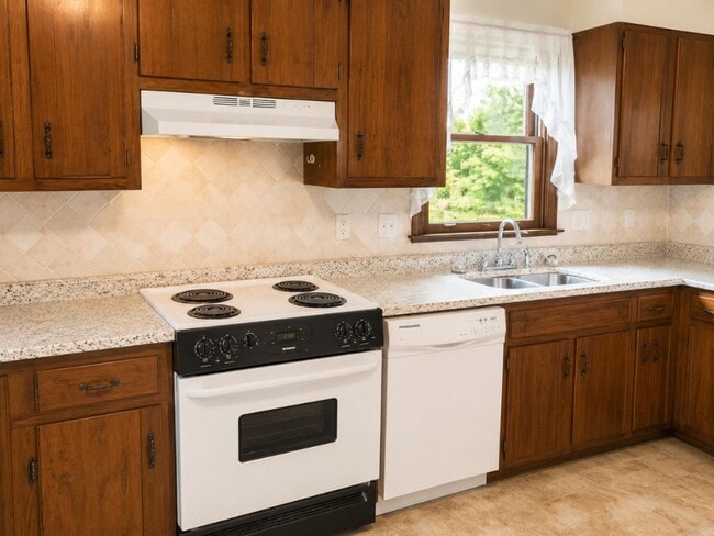 Photo - 1612 Celia Crescent
