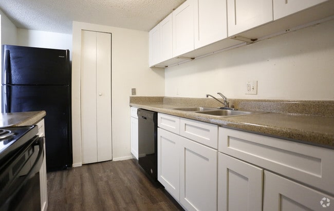 2BR/1.5BA -825SF