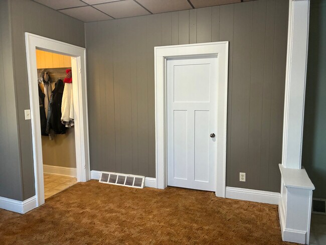 Photo - 305 E Meade Ct