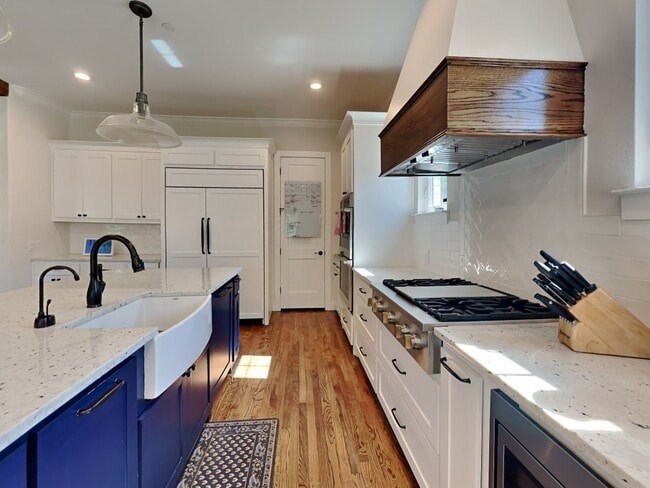 Photo - IMMACULATE HOME IN UNIVERSITY HEIGHTS! UPD...