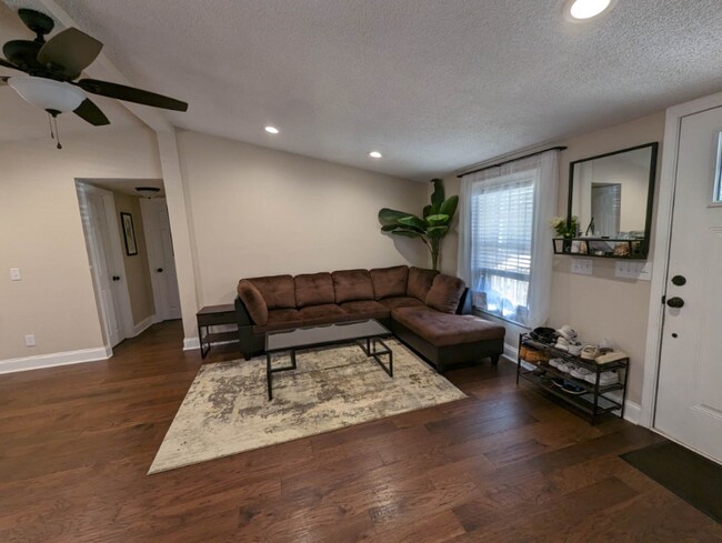 Photo - 213 Webb St
