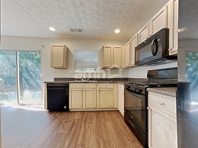 Photo - 330 Meadows Ln