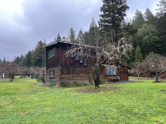 Building Photo - 1,100 square foot cottage on private 80 ac... Rental