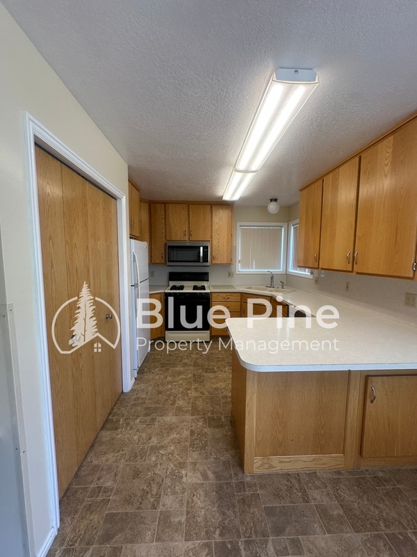 Photo - 1077 E 1300 N