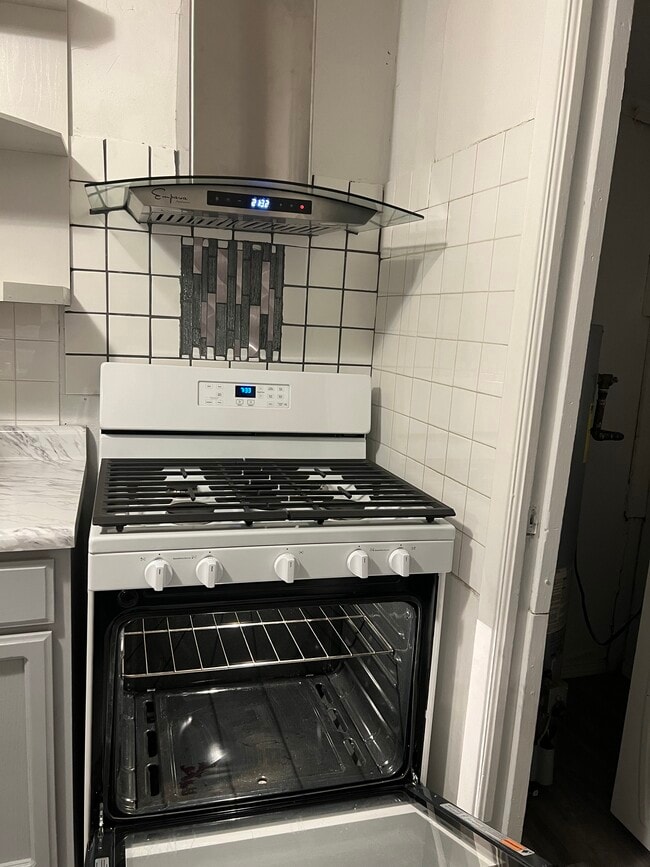 Semi new stove - 4504 Comanche Ave Unit 4504 Comanche ave