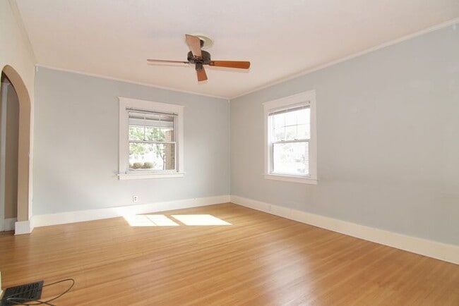 Photo - Great Location Steps From Main Street in S...
