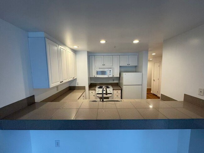 Building Photo - CLICK "REQUEST A TOUR" NOW! Rental