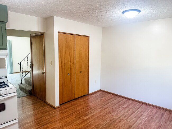 Almacenamiento de despensa adicional en la cocina. - 5229 Rule Rd Unidad #3 - 5233 Rule Road