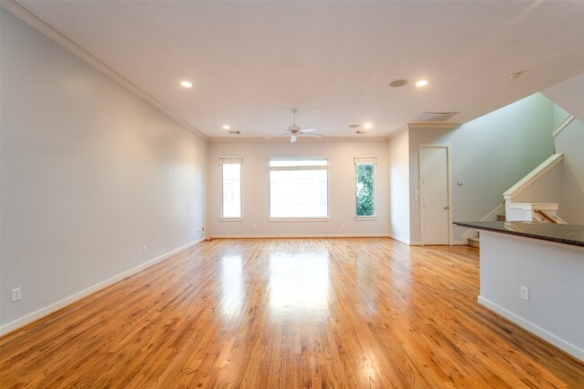 Photo - 4430 Center St