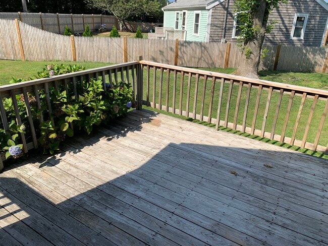 Side deck 16' x 16' - 73 Careswell St