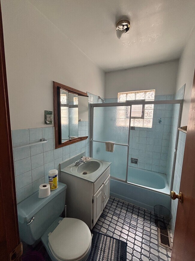 Photo - 3043 W Montrose Ave Unit 2