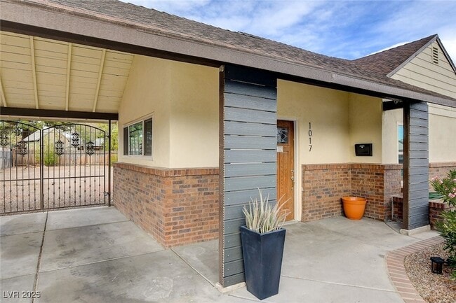 Photo - 1017 E Oakey Blvd