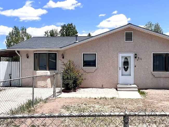 Building Photo - 3 Bedroom Single Family Home in Alamosa