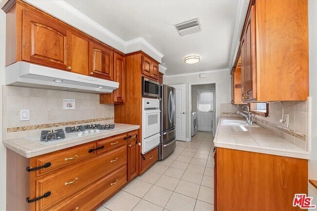 23032 Mobile St