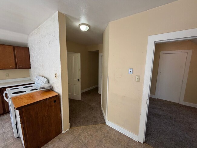 140 E 1st St Unit 2 Upper