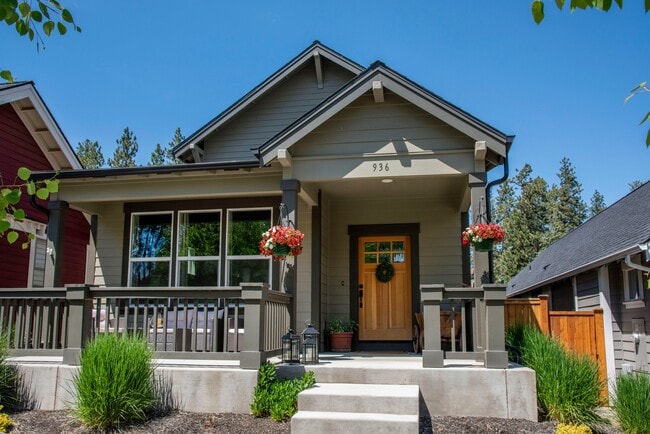 Building Photo - 936 E Black Butte Ave