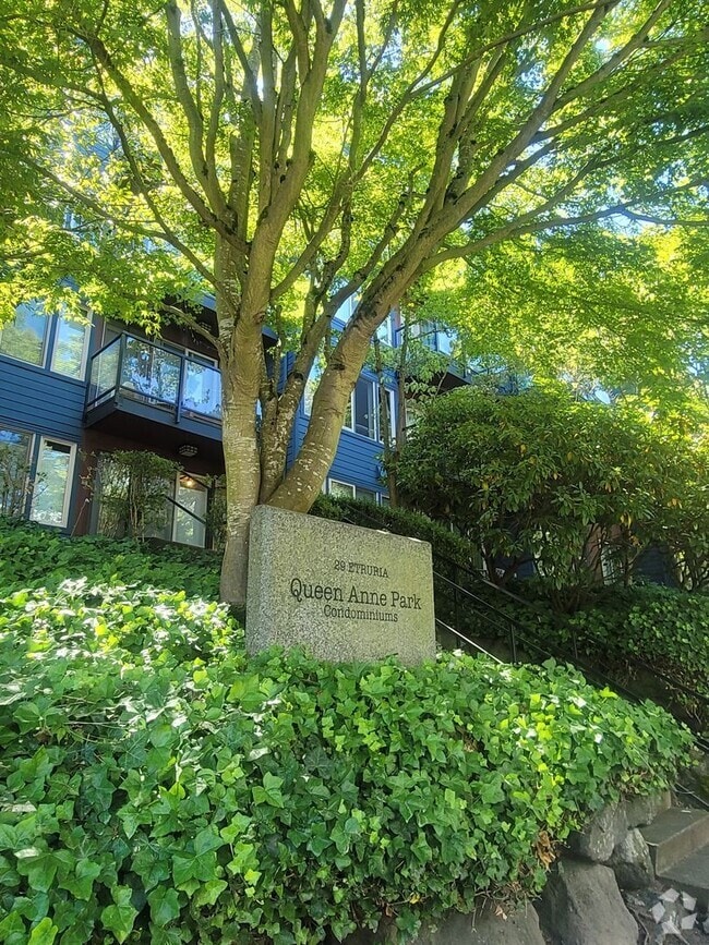 Building Photo - APPLICATIONS IN PROCESS Spacious N. Queen ... Unit A403 Rental